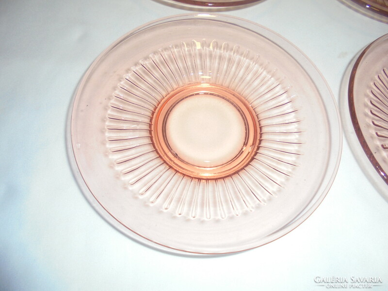 Régi púder vagy lazac rózsaszín üveg süteményes tányér - négy darab együtt