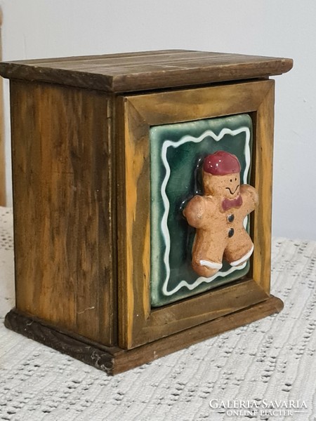 Christmas wooden box, shaped gingerbread figure in ceramic