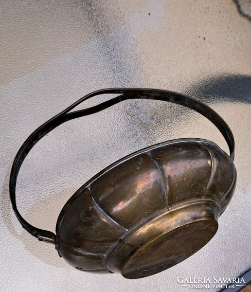Antique Indian copper centerpiece, offering. Size: d: 15 cm. 19 cm high.