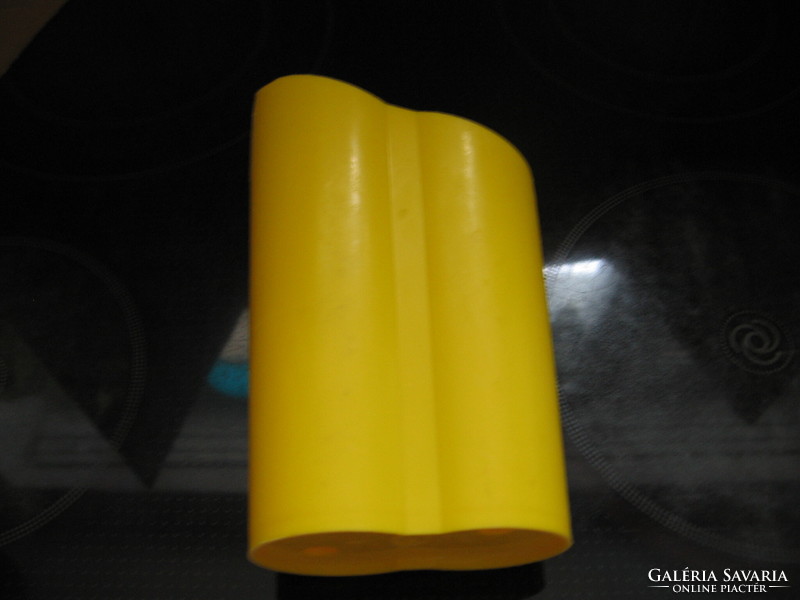 Retro sárga műanyag tejeszacskó tartó