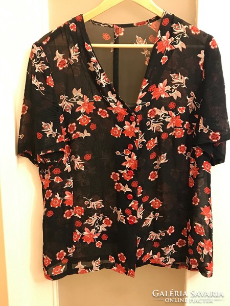 Kétrészes selyem nagyon szép virágmintás nyári ruha. Felső és szoknya. Burdából varrva.