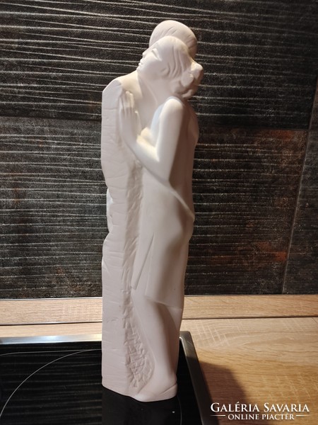 36 Cm plaster sculpture of a couple in love hugging