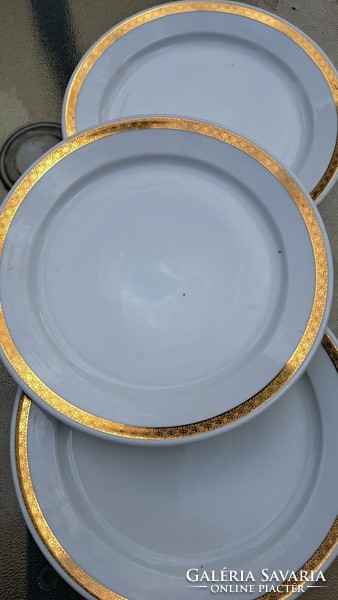 6 db aranyozott szegélyű alföldi porcelán tányér.Mérete:23.5 c