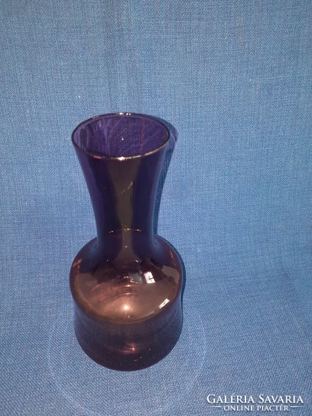Lila üveg váza