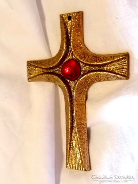 Gold-colored cross with red stone that can be hung on the wall, for collection or for believers 47.