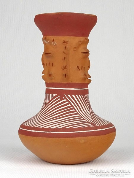 1P120 Jelzett emberfejes venezuelai kerámia váza 12.5 cm