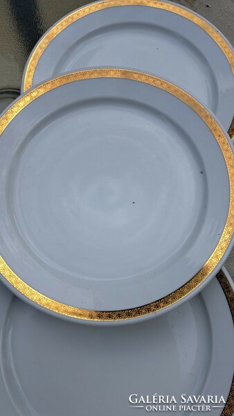 6 db aranyozott szegélyű alföldi porcelán tányér.Mérete:23.5 c