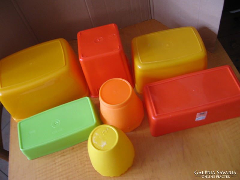 Retro színes műanyag dobozok, tartók 7 db-os csomag