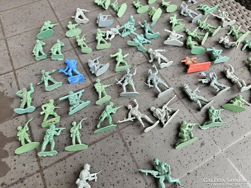 Retro műanyag katonák 3-6 cm
