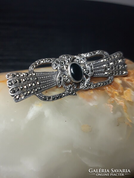 Old silver brooch with onyx stone