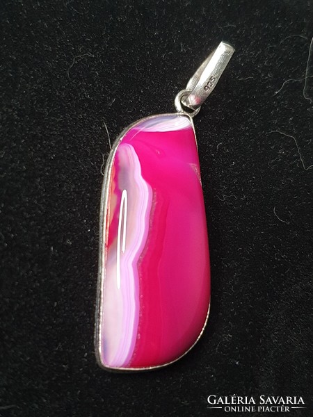 Beautiful silver pendant with a polished agate stone from India