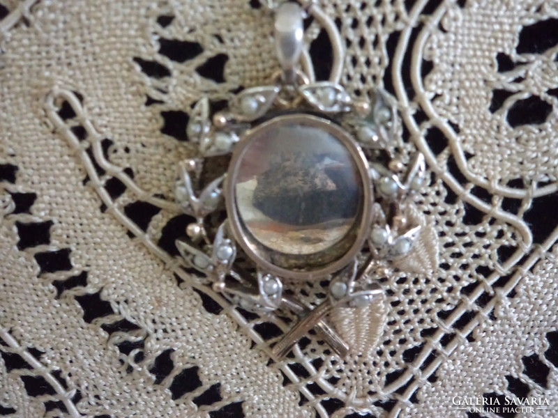 Pendant decorated with baroque pearls in a gold and silver frame, 4.3 gr