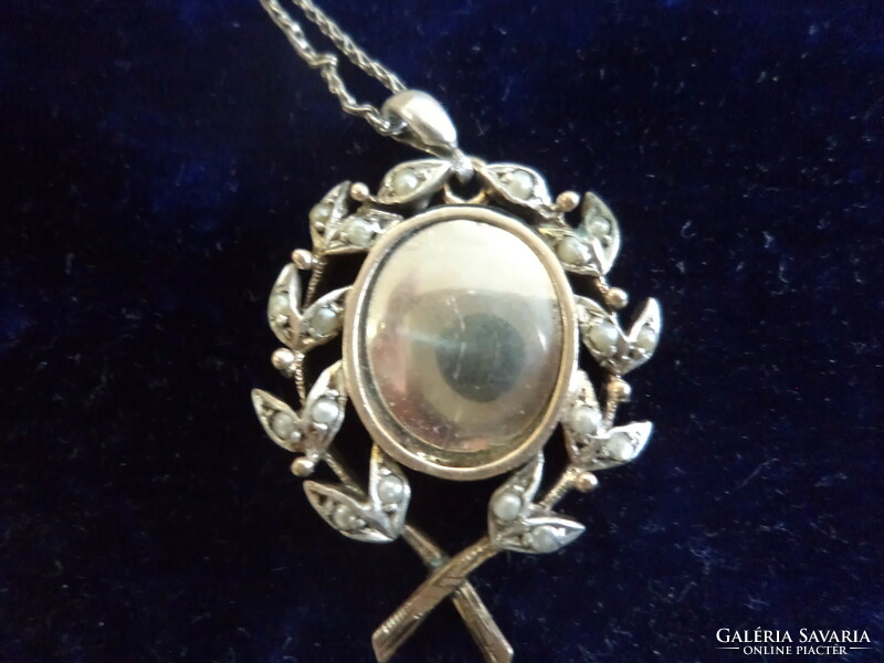 Pendant decorated with baroque pearls in a gold and silver frame, 4.3 gr