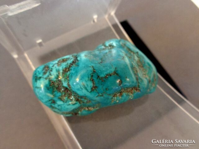 A large stone painted in turquoise color is spectacular!