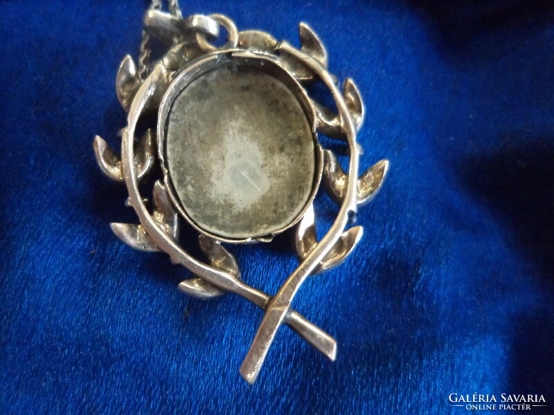 Arany és ezüst  keretben barokkgyöngy díszített medál 4,3 gr