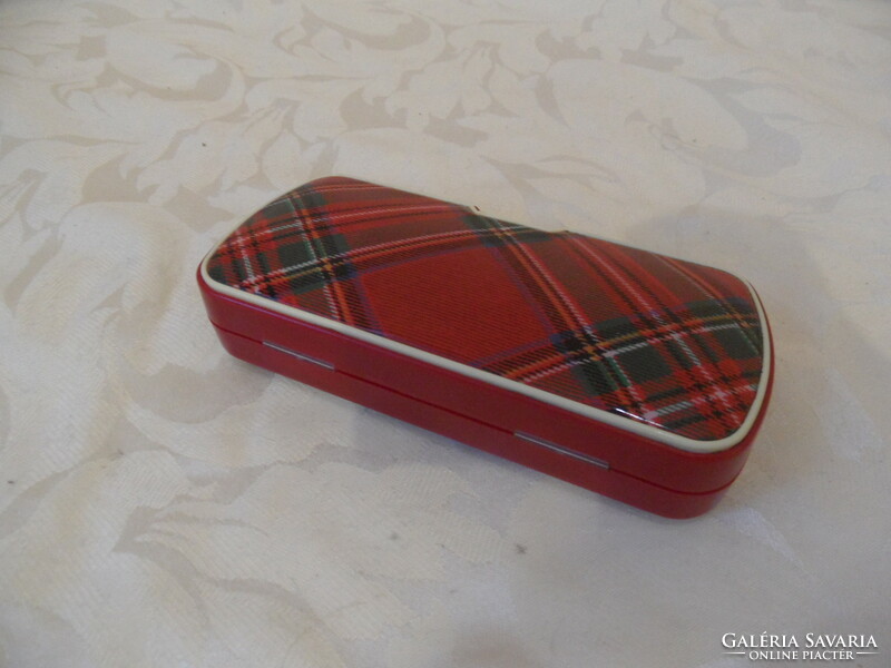 Retro Scottish checkered glasses case