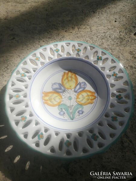 Habán pattern ceramic wall plate with openwork edge