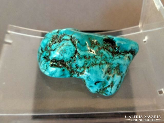 A large stone painted in turquoise color is spectacular!