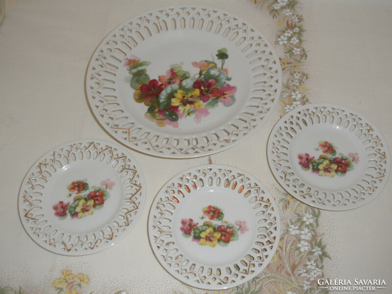 VICTORIA régi csehszlovák áttört szélű porcelán sarkantyú virágos süteményes készlet ( 4 db. )