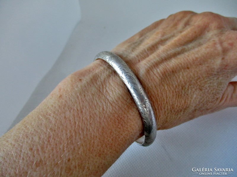 Special antique silver bracelet with flexible opening