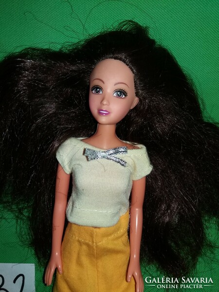 Beautiful barbie-like doll with lush hair, according to the pictures, nb 2