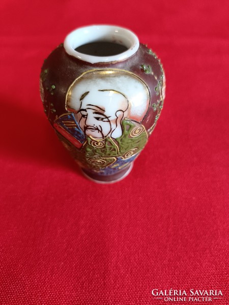 Oriental miniature vase!