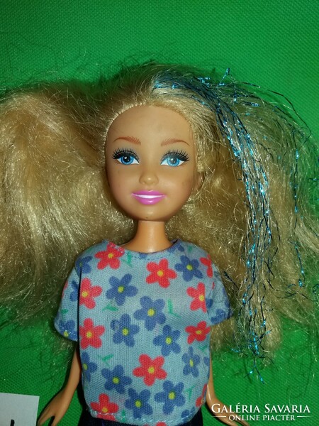 Gyönyörű dús hajú Barbie jellegű baba a képek szerint NB 1