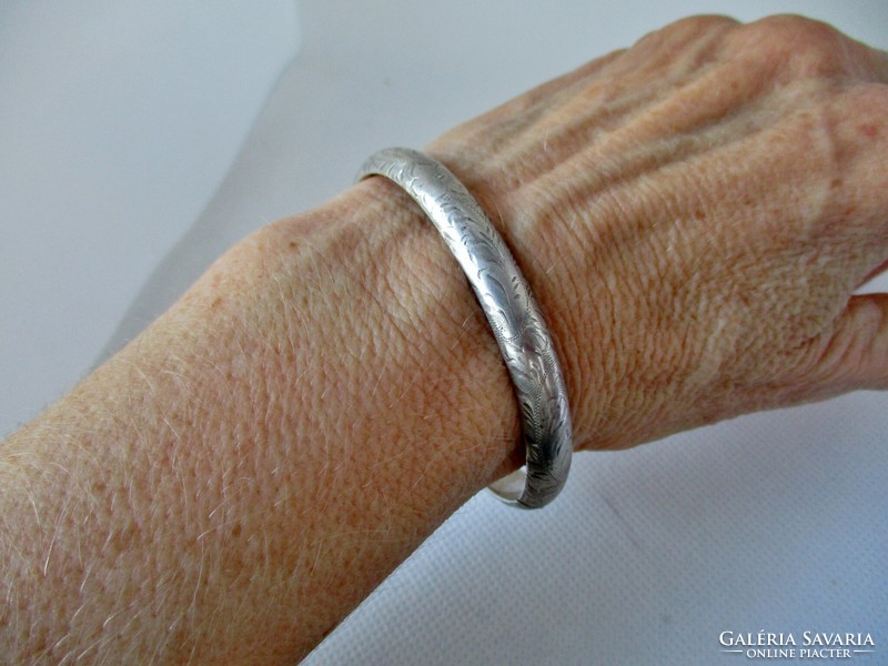 Special antique silver bracelet with flexible opening