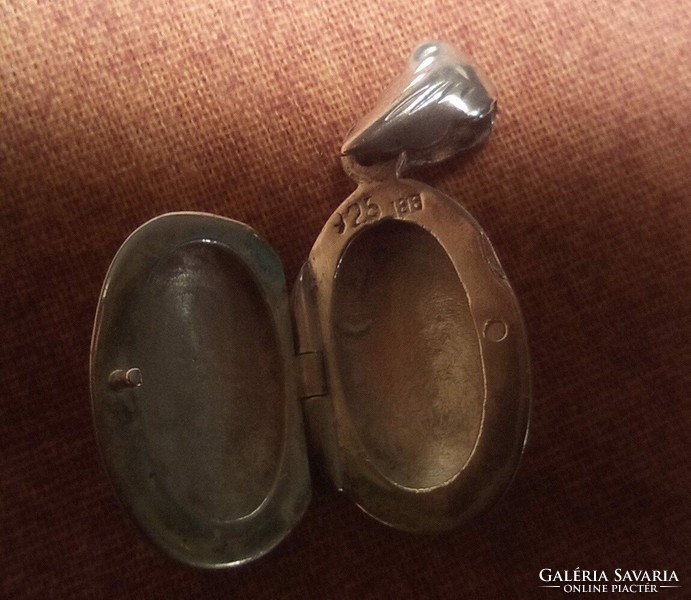 Antik vésett ezüst nyitható medál, méregtartó