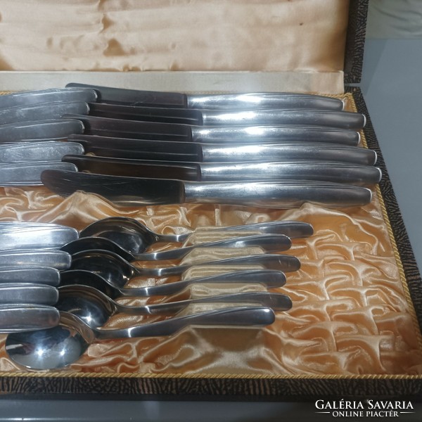 Cutlery is sold in a case.