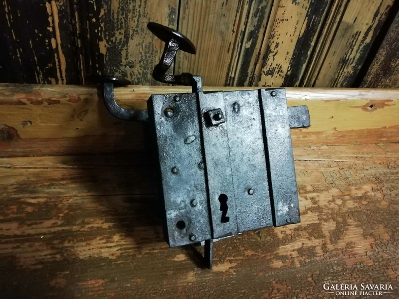 Lock mechanism, forged lock from the end of the 19th century, without key, beautiful green color, refurbished for sale