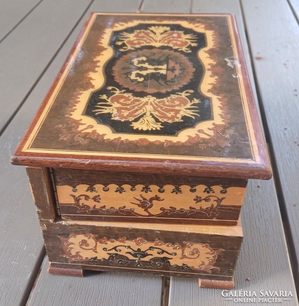 Beautiful wooden music box with inlay, can be opened in half, special. Swiss music, marked.