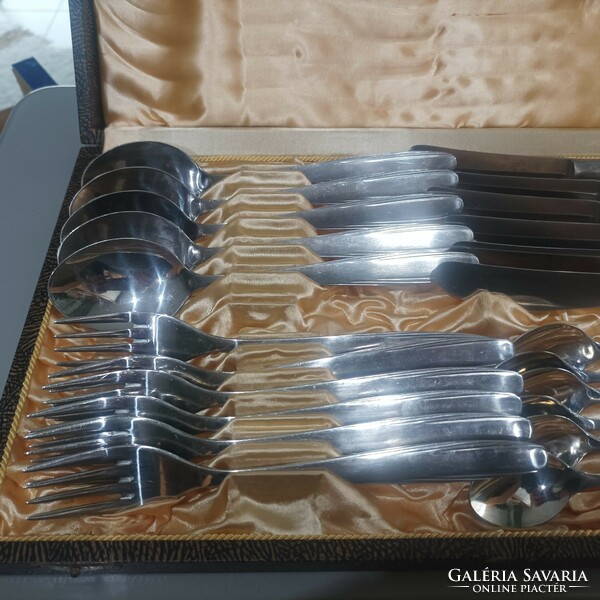 Cutlery is sold in a case.