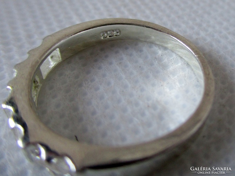 Szép ezüst karikagyűrű különleges fehér církónia kövekkel