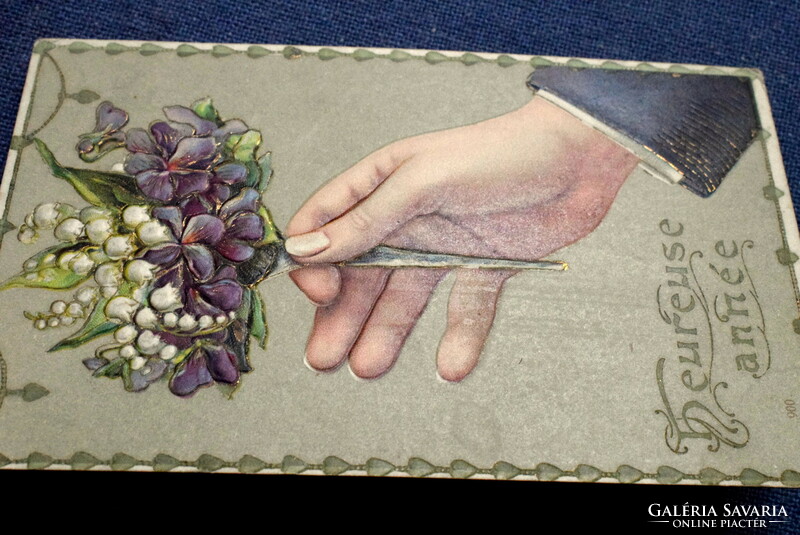 Antik dombornyomott Újévi üdvözlő litho képeslap -  ibolya csokrot tartó kéz  1906ból
