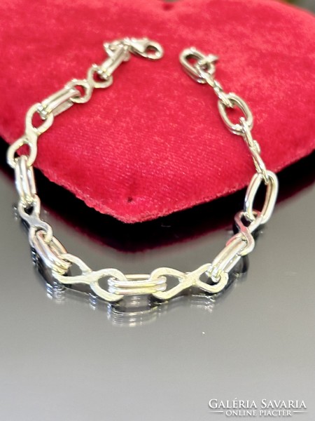 A wonderful, solid silver bracelet with an endless motif