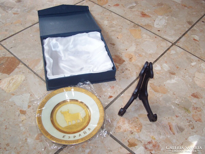 Spanish plate in a gift box with a plate holder