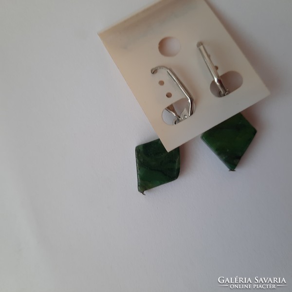 Zöld színű ásványból készült fülbevaló