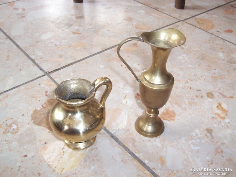 3 copper dishes together with a small copper carafe + 2 copper ornaments as shown in the picture