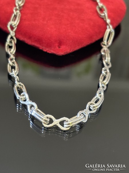 A wonderful, solid silver necklace with an endless motif