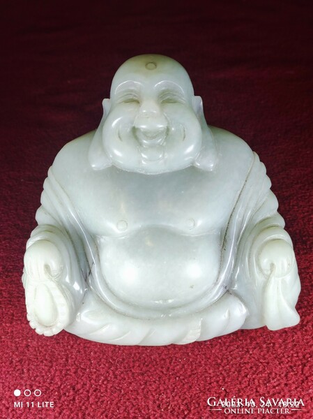 Nevető Budha jádéból faragva
