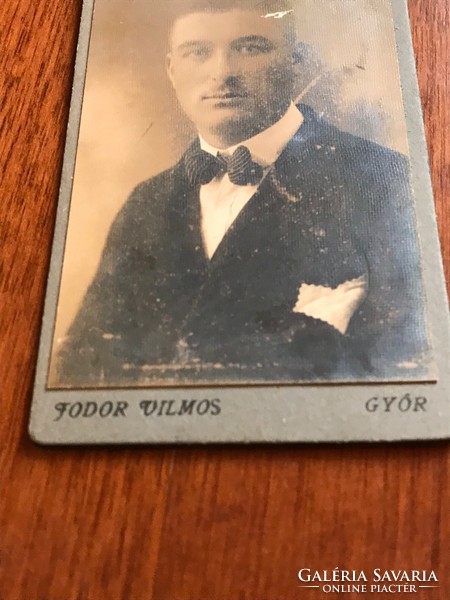 Fodor Vilmos Győr műhelyében készült régi fekete-fehér fotó.Mérete: 10,5x6,5 cm
