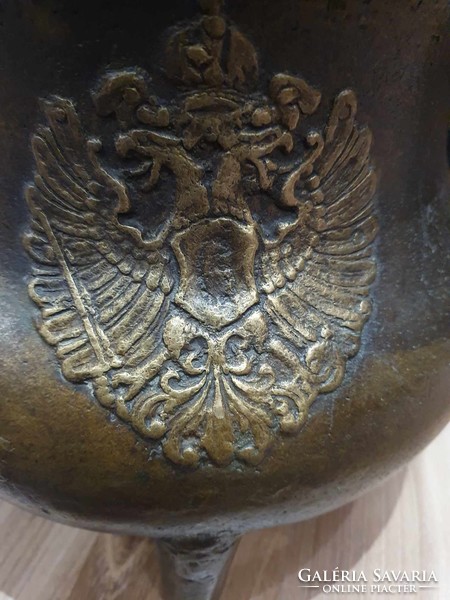 Bronz német háromlábú üst, 17. század eleje- közepe . Korának megfelelő állapotban van.