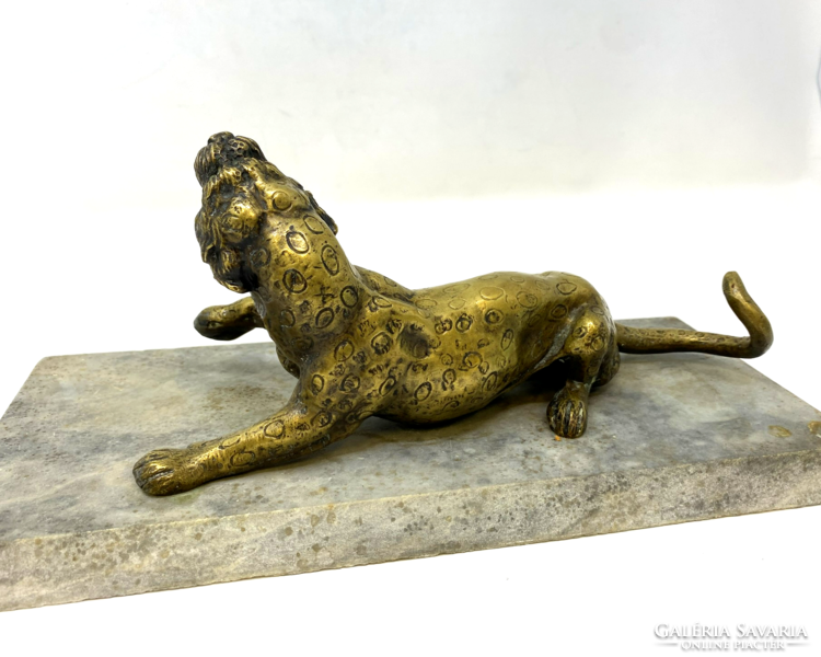Leopárd bronz kisplasztika márvány talapzaton
