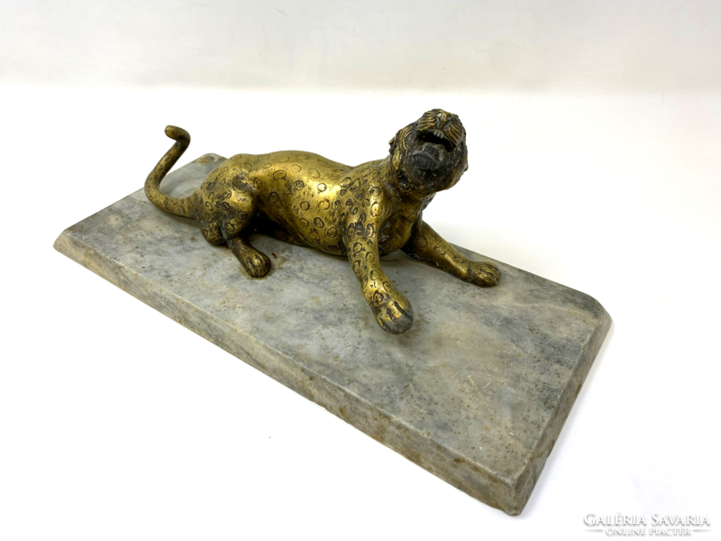 Bronze sculpture of a leopard on a marble plinth