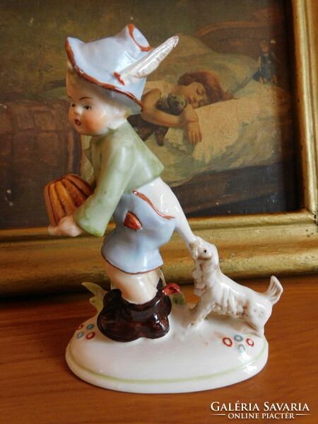 Régi német porcelánfigura - kutyusától kuglófot védő kisfiú