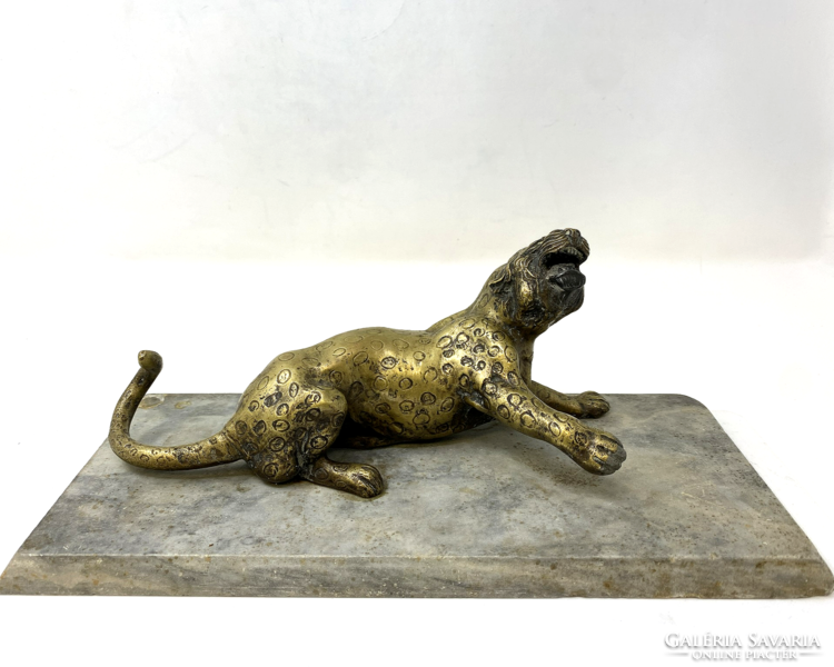 Bronze sculpture of a leopard on a marble plinth