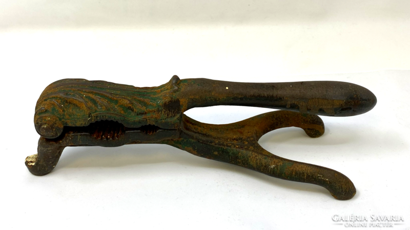 Antik míves három lábú öntöttvas diótörő, mogyoró, mandulatörő