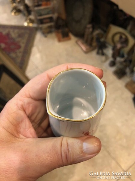 Meisseni porcelán váza, sárkány mintás, 11 cm-es magasságú.
