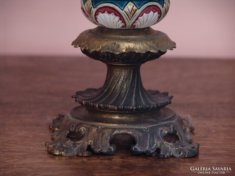 Antik dekoratív majolika petróleum lámpa